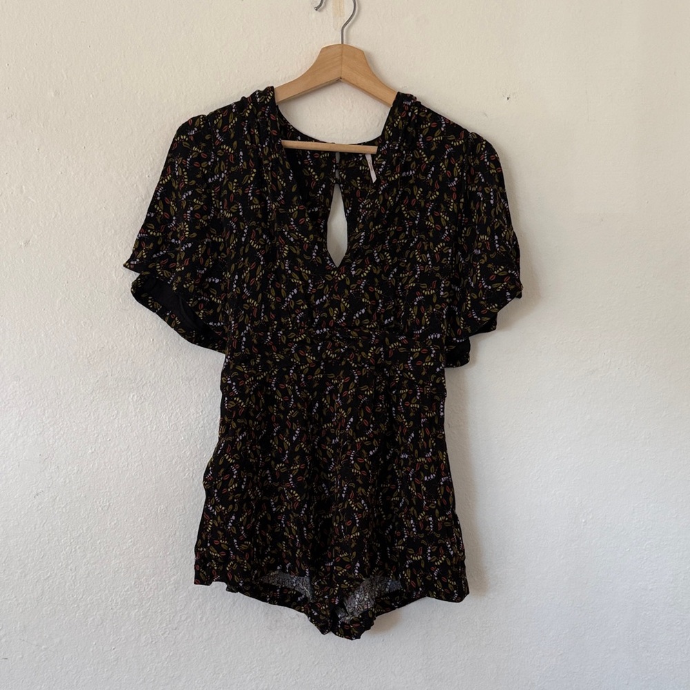 Meet Virginia Split Sleeve Black Floral Romper Sz 4